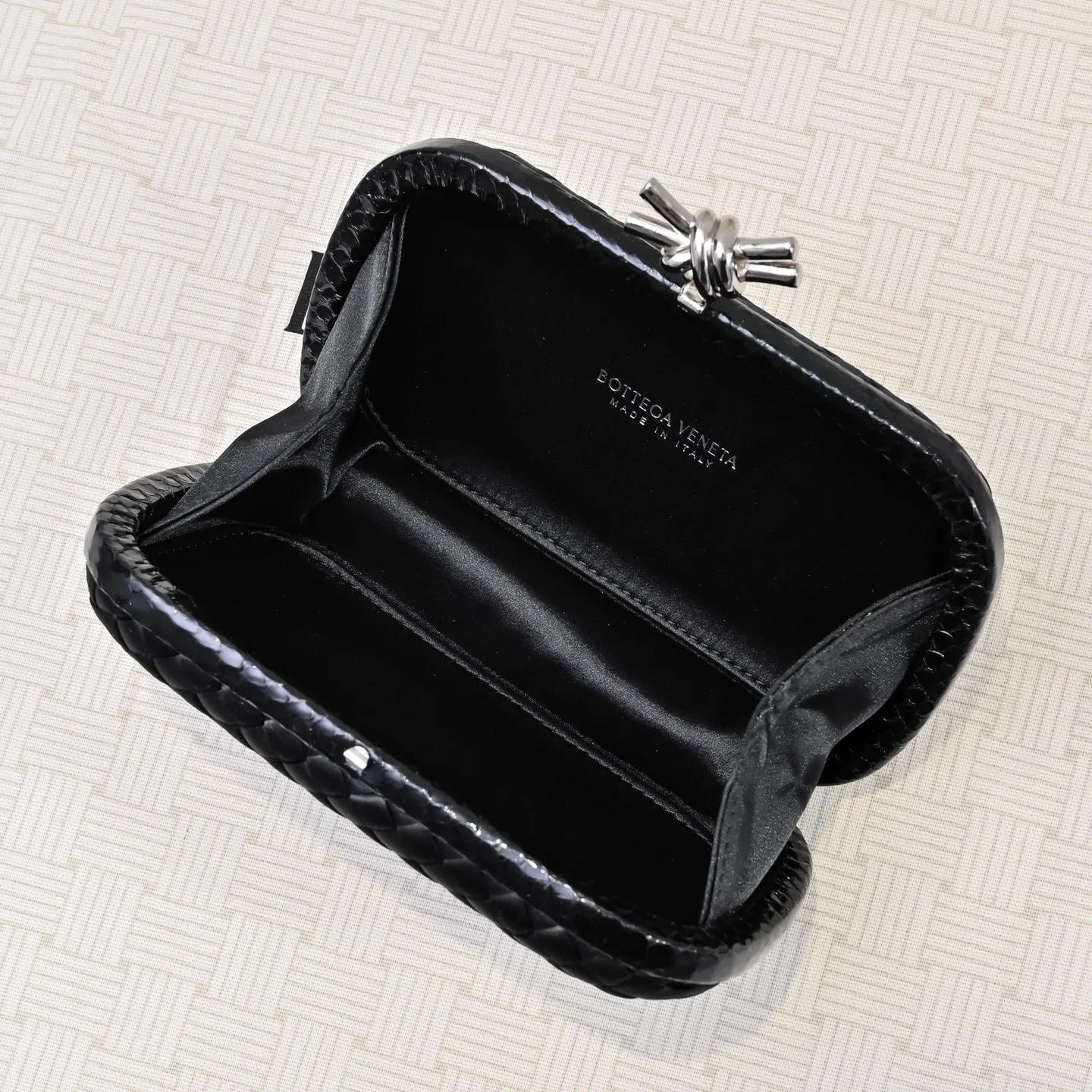 Batch 1460 #BV Knot woven evening bag series ~ Each bag reveals exquisite elegance💫Iconic classic silk weaving➕snake skin trimming with knot buckle, soft and delicate feel. The design is small and exquisite, low-key without logo, elegant and elegant. Paired with evening dress or cheongsam, it has the atmosphere of a famous and wealthy lady. Full of aura and invincible texture💃 Model: 7622 Dimensions: 20x12x5.5
